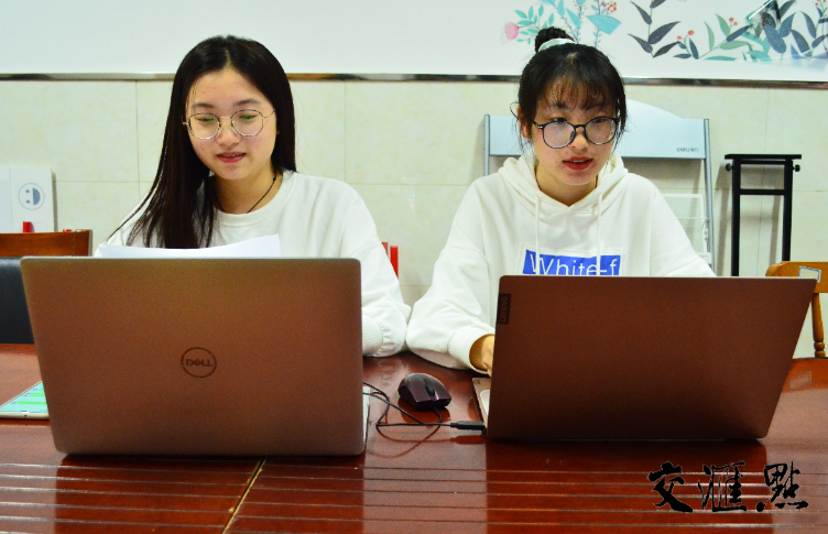 大学生们云端宣讲