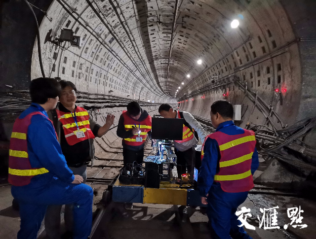 图为徐永安带领科研团队成员在上海地铁7号线隧道进行检测试验