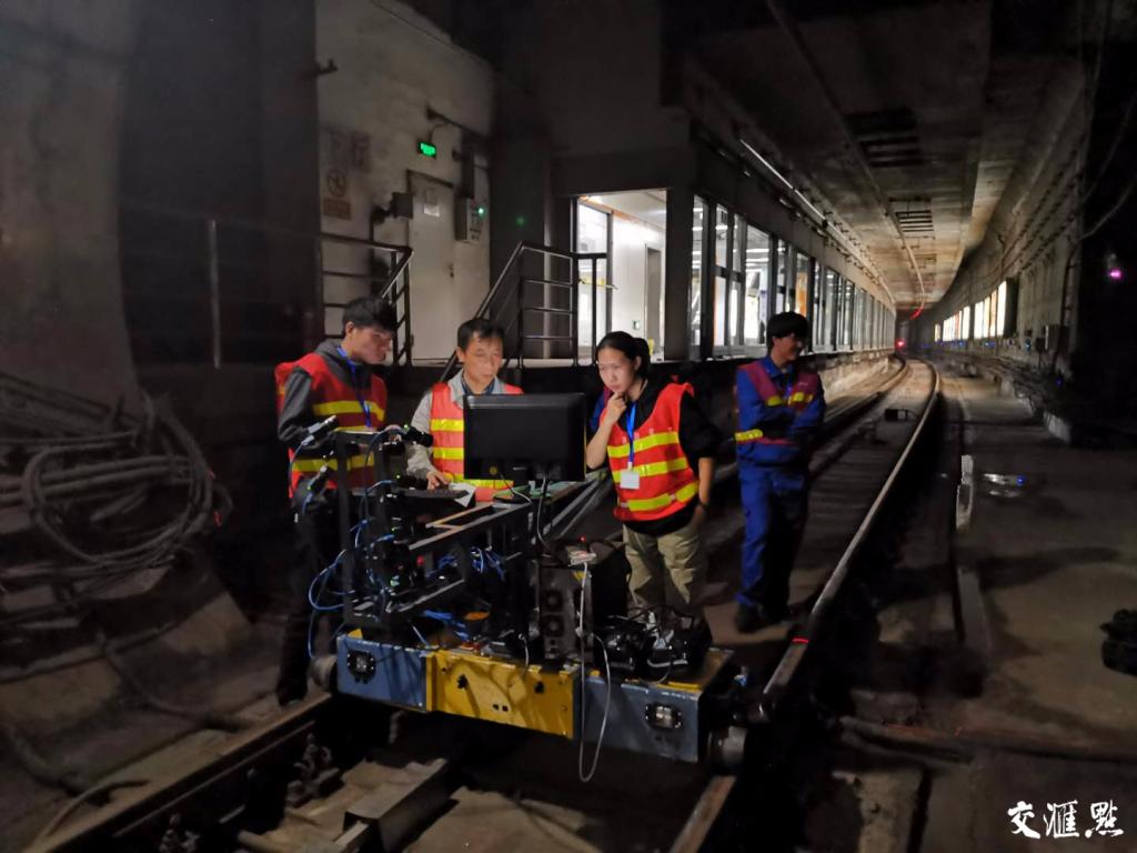 图为徐永安带领科研团队成员在上海地铁7号线隧道进行检测试验